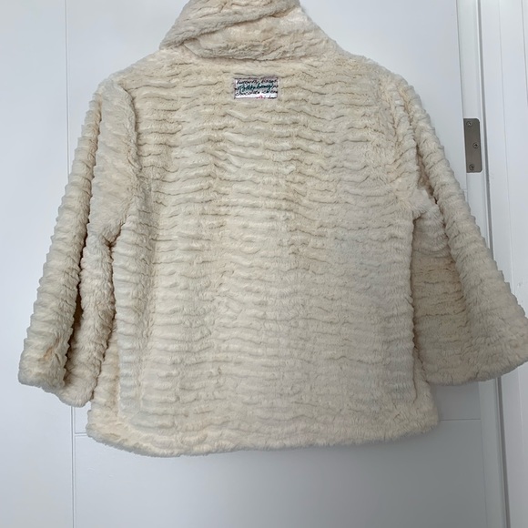 Adorable cream faux fur jacket - Picture 2 of 4